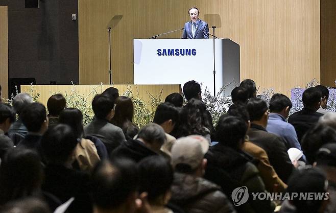 인사말 하는 전영현 대표이사 부회장 (수원=연합뉴스) 홍기원 기자 = 18일 경기도 수원시 영통구 수원컨벤션센터에서 열린 제57기 삼성전자 정기주주총회에서 의장을 맡은 전영현 삼성전자 대표이사 부회장 겸 DS부문장이 인사말을 하고 있다. 2026.3.18 [공동취재] xanadu@yna.co.kr