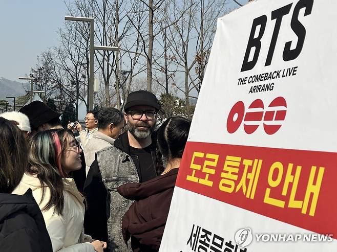 세종문화회관 앞 BTS 홍보물 앞에 서있는 외국인 (서울=연합뉴스) 이진주 인턴기자 = 지난 16일과 17일 광화문역 근처 세종문화회관 계단을 보기 위해 외국인들이 서있다. 2026.3.17 [촬영 이진주]
