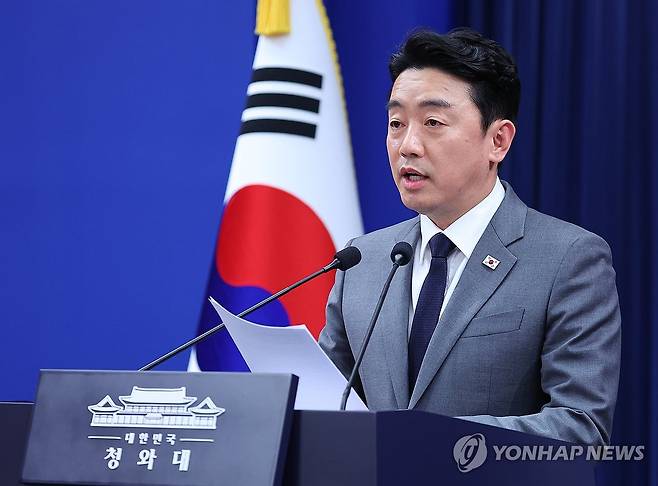 UAE 특사방문 브리핑하는 강훈식 비서실장 (서울=연합뉴스) 김도훈 기자 = 이재명 대통령 전략경제협력 특사로 아랍에미리트(UAE)를 방문하고 귀국한 강훈식 비서실장이 18일 청와대 춘추관에서 특사 활동 관련 브리핑을 하고 있다. 2026.3.18 superdoo82@yna.co.kr