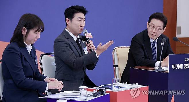 개인 투자자로서 발언하는 장동민 (서울=연합뉴스) 한상균 기자 = 18일 청와대에서 이재명 대통령 주재로 열린 자본시장 안정과 정상화 간담회에서 개인투자자 자격으로 
참석한 방송인 장동민이 발언하고 있다. 2026.3.18 xyz@yna.co.kr