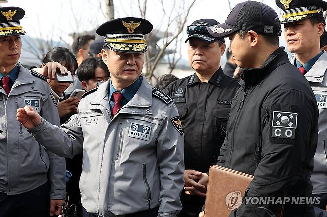 안티드론차량 설명 듣는 박정보 서울경찰청장 (서울=연합뉴스) 임화영 기자 = 방탄소년단(BTS) 공연 관련 현장 점검에 나선 박정보 서울경찰청장이 18일 서울 종로구 광화문광장 인근에서 경찰특공대의 안티드론차량에 대한 설명을 듣고 있다. 2026.3.18 [공동취재] hwayoung7@yna.co.kr