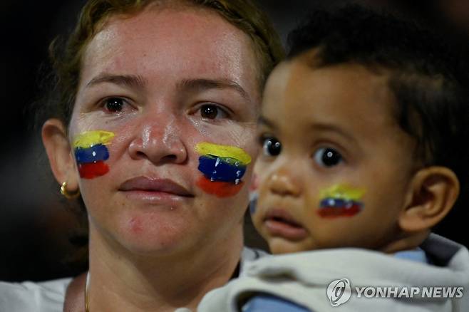 눈물 흘리며 우승 장면 지켜보는 베네수엘라 국민들 [로이터=연합뉴스]