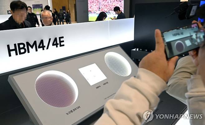 전시장 살펴보는 삼성전자 주주들 (수원=연합뉴스) 홍기원 기자 = 18일 경기도 수원시 영통구 수원컨벤션센터에서 열린 제57기 삼성전자 정기주주총회에서 주주들이 HBM4, HBM4E 메모리를 보고 있다. 2026.3.18 [공동취재] xanadu@yna.co.kr