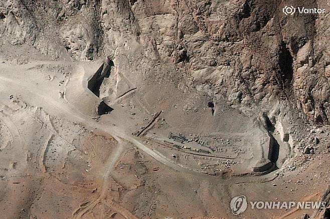 미국과 이사르엘의 공격으로 파괴된 이란 중부 이스파한 미사일 단지의 터널 입구. 2026년 3월 8일. [AFP 연합뉴스]