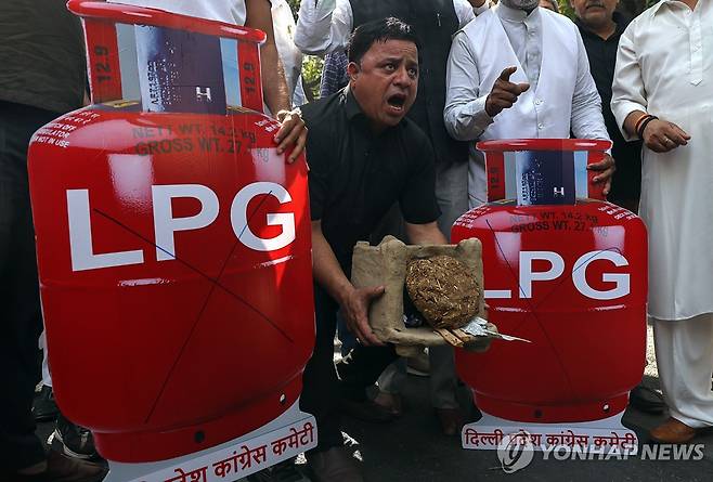 인도 시위대 "LPG 어디있어!" 지난 13일(현지시간) 인도 뉴델리에서 액화석유가스(LPG) 부족과 가격 급등에 항의하는 시위 모습.
[EPA 연합뉴스 자료사진. 재판매 및 DB 금지]