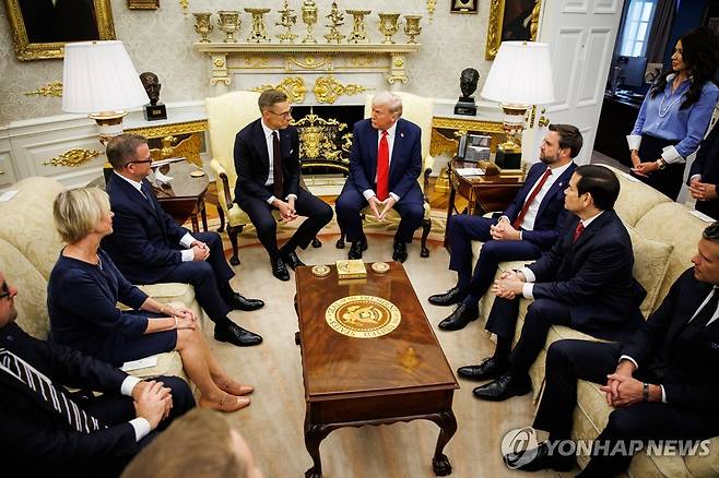 작년 10월 백악관에서 정상회담 하는 스투브-트럼프 대통령 [UPI 연합뉴스 자료사진. 재판매 및 DB 금지]