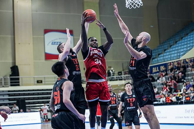 SK 자밀 워니(가운데)의 슛 [EASL 제공. 재판매 및 DB 금지]