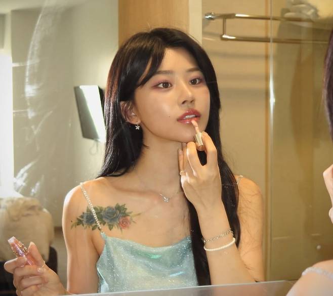 무속인 노슬비가 자신의 어깨 타투를 공개한 모습
사진=무속인 노슬비 SNS