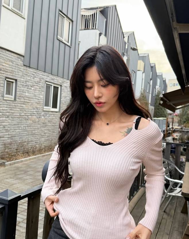 무속인 노슬비가 자신의 어깨 타투를 공개한 모습
사진=무속인 노슬비 SNS