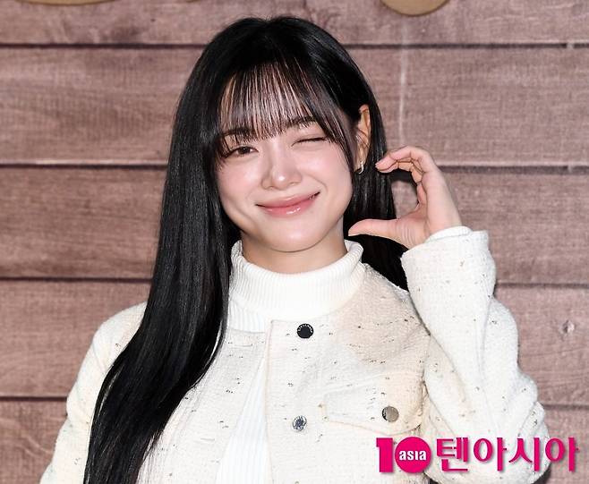 가수 겸 배우 김세정이 취재진을 향해 볼하트를 날리고 있다. 텐아시아 DB