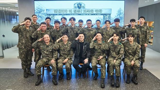'신병4'에 출연하는 배우들 단체 사진./사진제공= KT스튜디오지니