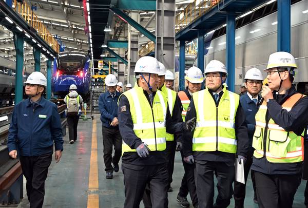 박찬대 더불어민주당 의원과 맹성규 국회 국토교통위원장이 19일 경기도 고양시 수도권철도차량정비단을 방문해 인천발 KTX에 들어갈 신형 차량(EMU 320) 도입 계획과 철도 안전 전반에 대해 점검하고 있다. 2026.3.19 /인천공동취재단