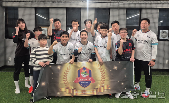 18일 저녁 수원 루멘 아카데미서 발달장애인 축구단 루멘FC의 선수단이 기념사진을 찍고 있다. 이건우기자