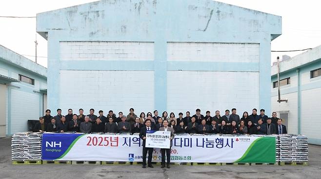 염규종 수원농협 조합장이 이재준 수원시장과 '2025년 지역 정다미 나눔행사'를 진행하고 기념촬영을 하고 있다. 사진=수원농협