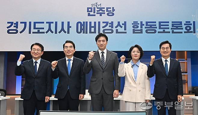 19일 오후 서울 JTBC 스튜디오에서 진행된 더불어민주당 경기도지사 예비경선 후보자 합동토론회에서 (왼쪽부터)권칠승·양기대·한준호·추미애·김동연 예비후보가 기념촬영을 하고 있다. 임채운기자