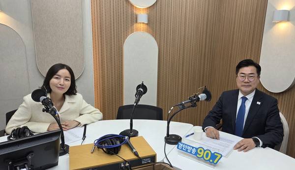 박찬대 더불어민주당 국회의원(오른쪽)과 박주언 앵커 2026.3.19 [경인방송 시사뉴스팀]