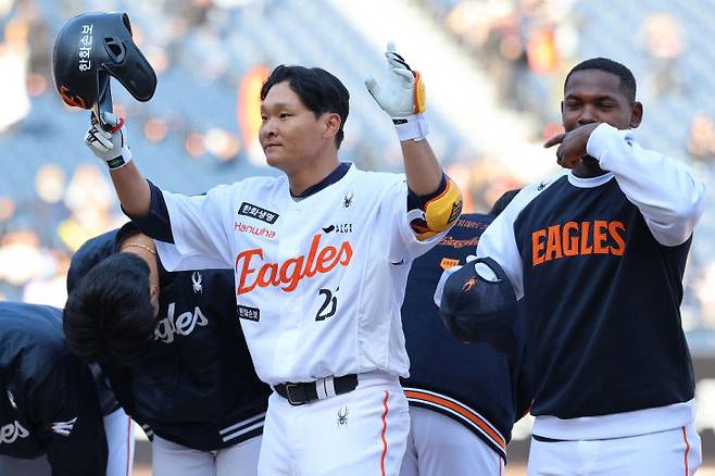 한화 이글스 김태연 선수가 19일 KIA 타이거스와의 시범경기에서 9회 홈런을 쳐낸 뒤 손을 들어보이고 있다.(사진=한화 이글스 제공)