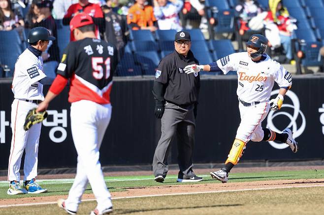 한화 이글스 김태연 선수가 19일 KIA 타이거스와의 시범경기 9회에서 홈런을 쳐낸 후 홈으로 돌아오고 있다.(사진=한화 이글스 제공)