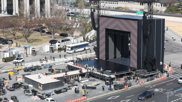 광화문광장에 세워진 방탄소년단의 무대. 연합뉴스