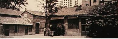 중국중앙군관학교 뤄양 분교 모습. 리모델링되기 이전에 찍은 사진이어서 학교가 개설되었을 당시 모습이 건물 곳곳에 남아있다.