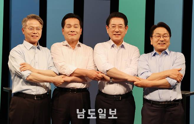 민주당 전남광주특별시장 예비경선 합동토론회지난 17일 광주MBC 스튜디오에서 열린 더불어민주당 전남광주특별시장 A조 경선 토론회에서 후보들이 포즈를 취하고 있다. 왼쪽부터 민형배 의원, 주철현 의원, 김영록 전남도지사, 강기정 광주시장. /임문철 기자 35mm@namdonews.com