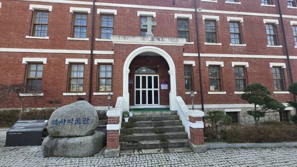 가톨릭역사박물관은 1937년에 건립된 3층 적벽돌 건물로 광주대교구 최초의 교구청 건물이다. /윤태민 기자 ytm@namdonews.com