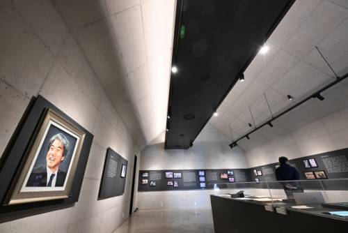 제정구 커뮤니티센터 전시실 내부는 회색과 검은색,나무색 세가지의 단순한 색감으로만 구성되어 있다./김승권 기자/