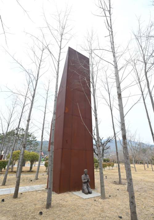 제정구 커뮤니티센터 입구에는 바른 세상을 향한 염원을 기리는