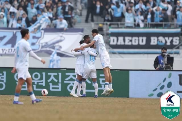 프로축구 K리그2 대구FC의 에드가가 지난 15일 충남아산FC와의 경기에서 득점한 후 동료 선수들의 축하를 받고 있다. K리그 제공