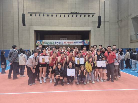 진주 선명여고 선수와 가족, 학교 관계자들이 시상식 후 기념사진을 찍고 있다. 사진=선명여고