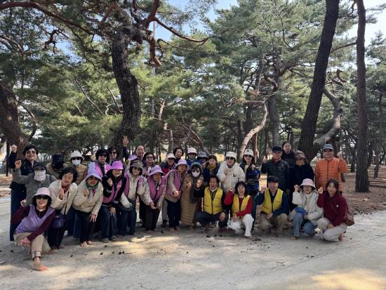 하동송림공원이 전국적인 맨발 걷기 명소로 각광을 받고 있다. 사진은 지난 16일 대구에서 하동송림공원을 찾은 맨발걷기 동호인들의 모습이다. 사진=하동군