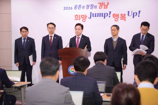 박완수 도지사가 19일 오전 도청 프레스센터에서 열린 브리핑에서 경남도민 생활지원금 지급 계획을 밝히고 있다.사진=경남도