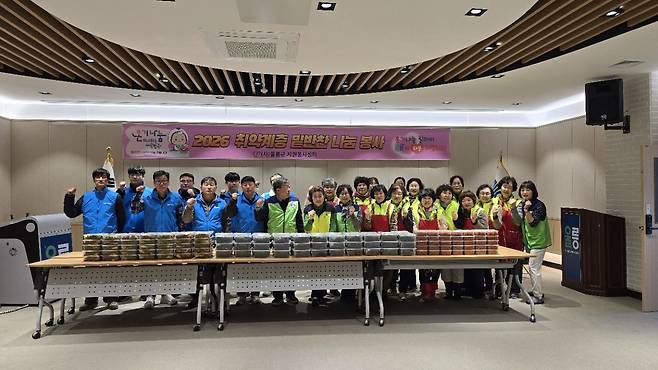 “울릉도의 따뜻한 정, 밑반찬에 담았습니다” 지난 18일 울릉군자원봉사센터 주관으로 열린 나눔 봉사 현장에서 50여 명의 봉사자가 취약계층 70세대에 전달할 밑반찬 조리를 마친 뒤 환하게 웃고 있다. /자원봉사센터 SNS 갈무리