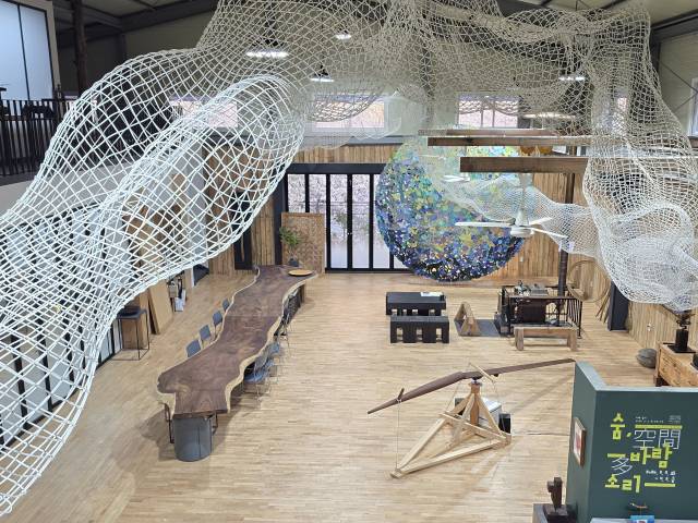 부산의 설치미술가인 김경화, 정만영, 안재국이 지난 3일부터 한 달간 사하구 스페이스 다(SPACE-DA, 空間-多)에서 '숨, 바람, 소리' 3인 기획전을 열고 있다. 사진은 설치 전경. 스페이스 다 제공