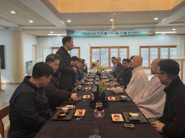 범어사의 석산 스님(기획국장)이 범어사를 방문한 기후에너지환경부 기자단과 담소를 나누고 있다. 공동취재