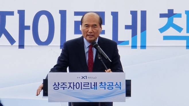 ▲ 773세대 지역 초대 규모의 상주자이르네 아파트 착공식이 열린 18일 강영석 상주시장이 안전하고 쾌적한 공동주택 공급을 바라는 축사를 하고 있다. 김범진기자