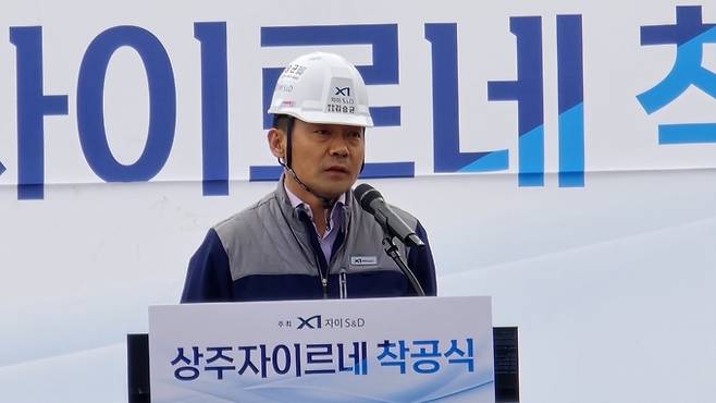 ▲ 상주 함창읍에 773세대 규모로 들어설 상주자이르네 아파트 착공식이 열린 18일 김승균 현장소장이 경과보고와 함께 안전하고 쾌적한 주택 건설 계획을 밝히고 있다. 김범진기자
