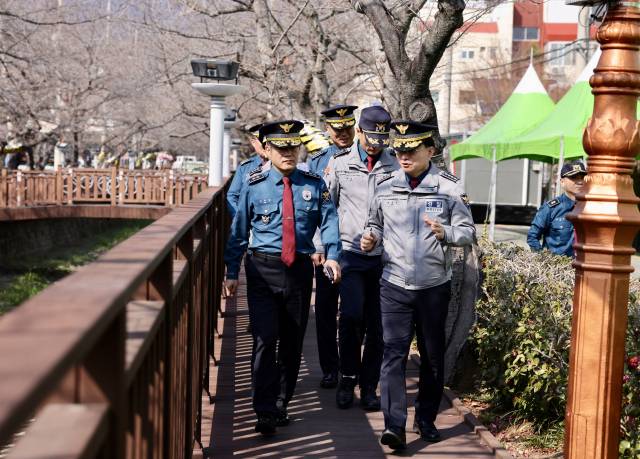 경남경찰청 관계자 등이 19일 오후 진해군항제가 열리는 진해 여좌천 등을 점검하고 있다. /경남경찰청/