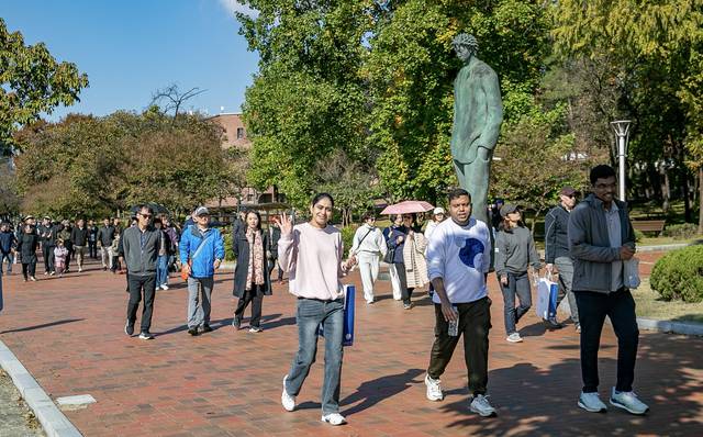 영남대 캠퍼스에서 진행된 걷기대회에 참가한 시민들이 밝은 표정으로 인사하고 있다.(대구일보 DB)