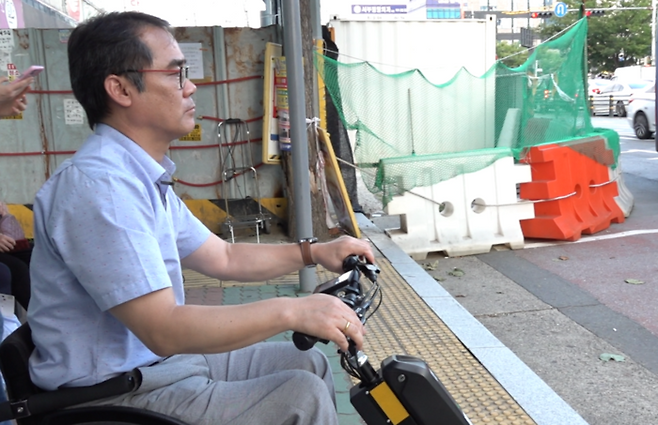 송두용씨가 지난 23일 대구 달서구 성당동의 서부정류장1 버스정류장에서 저상버스를 기다리고 있다. 주변 공사로 인해 정류장 근처 인도와 도로를 막아놓은 모습이 눈에 띈다. 박지현기자 lozpjh@yeongnam.com