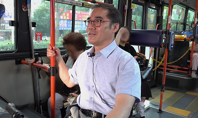 저상버스에 첫 탑승한 송두용씨의 모습. 박지현기자 lozpjh@yeongnam.com