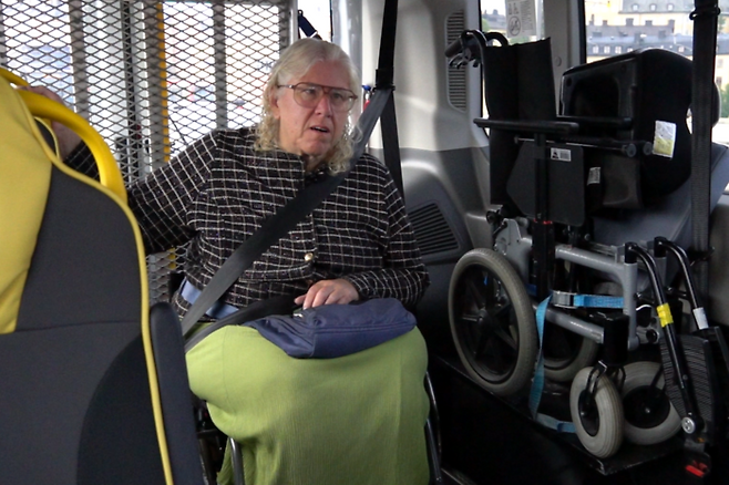 잉겔라씨가 스웨덴 스톡홀름 남쪽 스카프넥 자택 앞에서 삼트란스를 타고 스톡홀름 시내로 이동하고 있다. 박지현기자 lozpjh@yeongnam.com