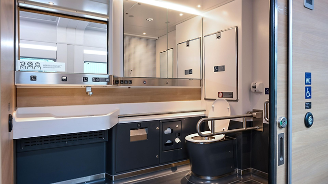 독일철도청(DB)이 최근 공개한 저상형 고속열차 ICE L 안 화장실. 휠체어 이용자도 함께 이용할 수 있도록 한 디자인이 눈에 띈다. <영남일보DB>