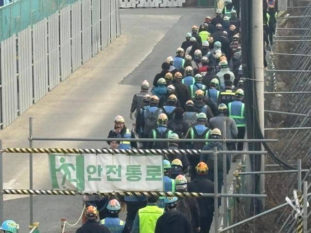 지난 11일 삼성전자 평택캠퍼스 P4, P5 건설 현장에서 현장 작업자들이 퇴근하고 있는 모습 [사진=김나윤 기자]