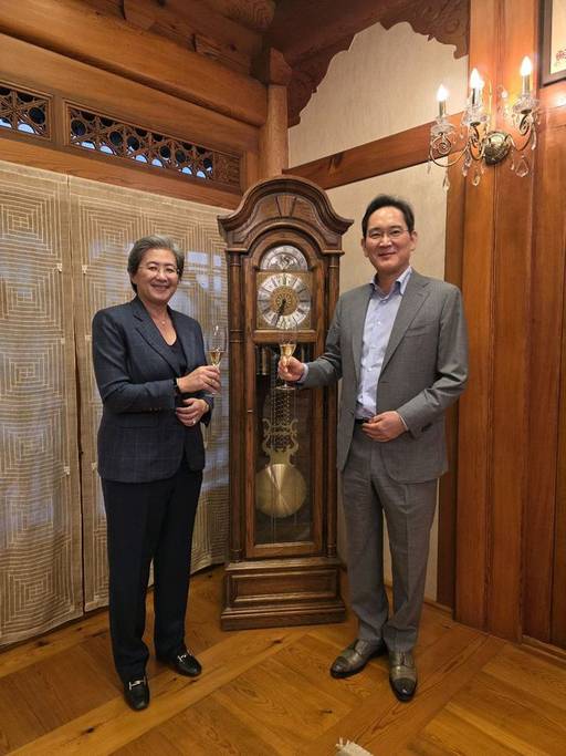 이재용 회장이 지난 18일 서울 이태원동 승지원에서 리사 수 AMD 최고경영자(CEO)와 만찬에 앞서 술잔을 들고 기념 촬영하고 있다./삼성전자