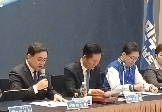 &nbsp;허성무 도당위원장을 비롯해 김경수 경남도지사 등 더불어민주당은 18일 경남 진주 MBC컨벤션에서 현장 최고위원회의를 열고, 민생경제 회복과 경남 지역발전을 위한 당 차원의 지원 의지를 밝히고 있다. 사진편집=김은희 기자