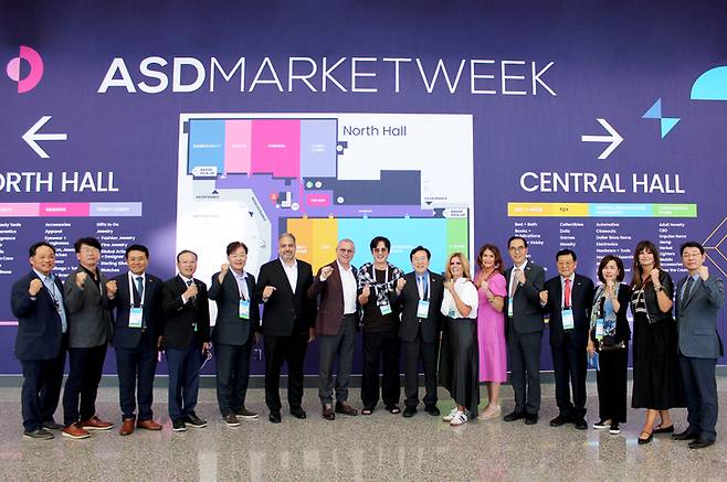 ▲김기문 중소기업중앙회 회장(오른쪽 8번째)이 17~19일(현지시간) 미국 라스베이거스 컨벤션 센터에서 열린 'ASD 마켓 위크'에서 주최측 관계자들과 기념사진을 찍고 있다. 사진=중기중앙회