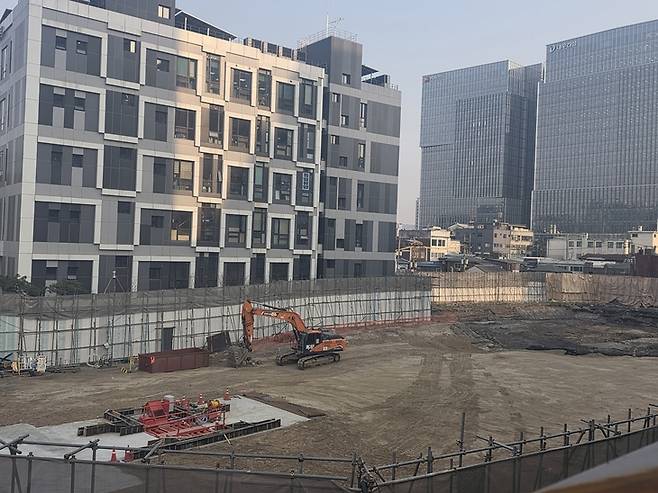 ▲17일 세운 5-1·3구역 현장. 인접한 4구역이 공정 중단 상태인 것과 달리, 굴착기 가동 등 토공 작업이 이어지고 있다.  사진=장혜원 기자