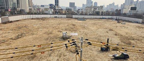 ▲국가유산청은 “(세운4구역의 사업시행자인) 서울주택도시개발공사(SH)를 매장유산 보호 및 조사에 관한 법률 위반 협의로 경찰에 고발했다"고 16일 밝혔다. 국가유산청에 따르면 SH 측은 국가유산청장의 허가를 받지 않은 채 세운4구역 도시환경정비사업부지 내에서 11곳을 시추한 것으로 확인됐다.  사진은 세운4구역 매장유산 발굴현장 시추 모습.  사진=국가유산청