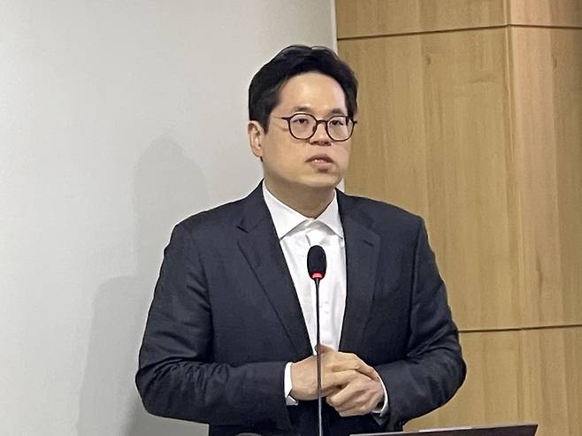 ▲조현민 이볼루션 대표가 18일 국회의원회관 제7간담회의실에서 열린 '전기차 충전기 사용자 경험 개선을 위한 토론회'에서 주제 발표를 하고 있다. 사진=박지성 기자